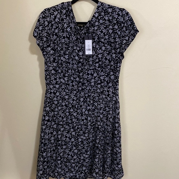 Dynamite Dresses & Skirts - Dynamite Crew Neck Short Sleeve Floral Mini Dress Size M